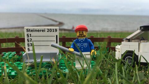 Legofigur im Gras